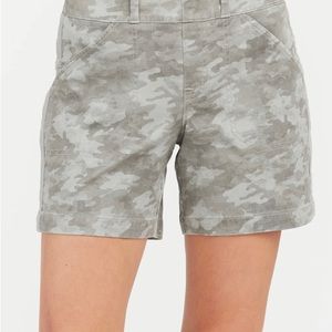 Spanx stretch twill shorts 6”, Medium